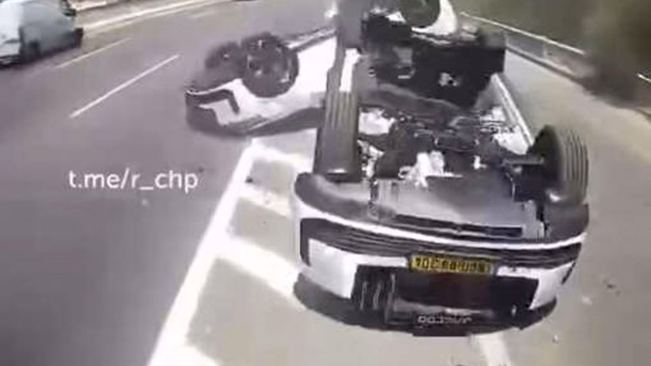 В Израиле две машины упали перед кабиной автовоза на асфальт и попали на видео