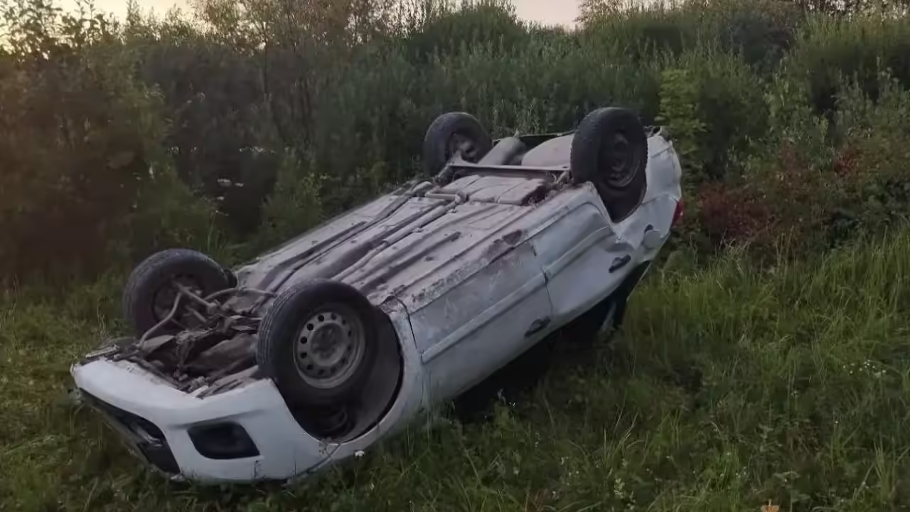 Пьяная девушка перевернулась на Lada Granta