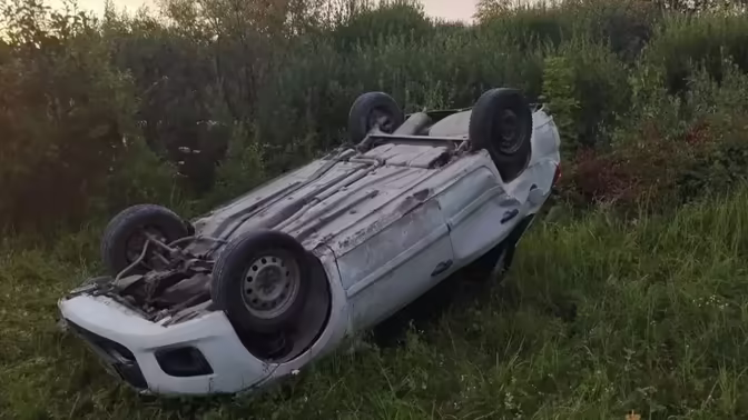 Пьяная девушка перевернулась на Lada Granta