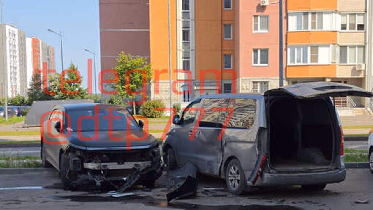 В Москве подростки на каршеринге врезались в припаркованные автомобили