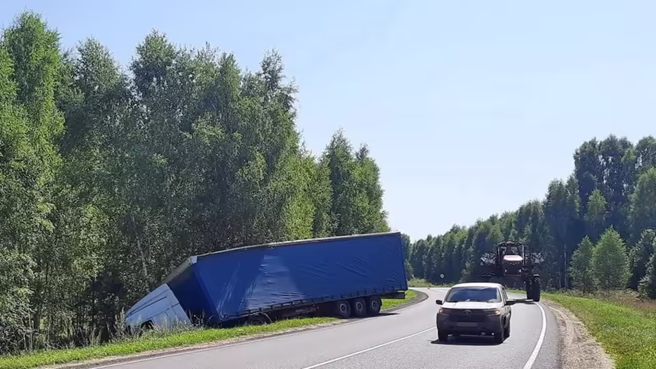 В Пителинском округе грузовик съехал в овраг