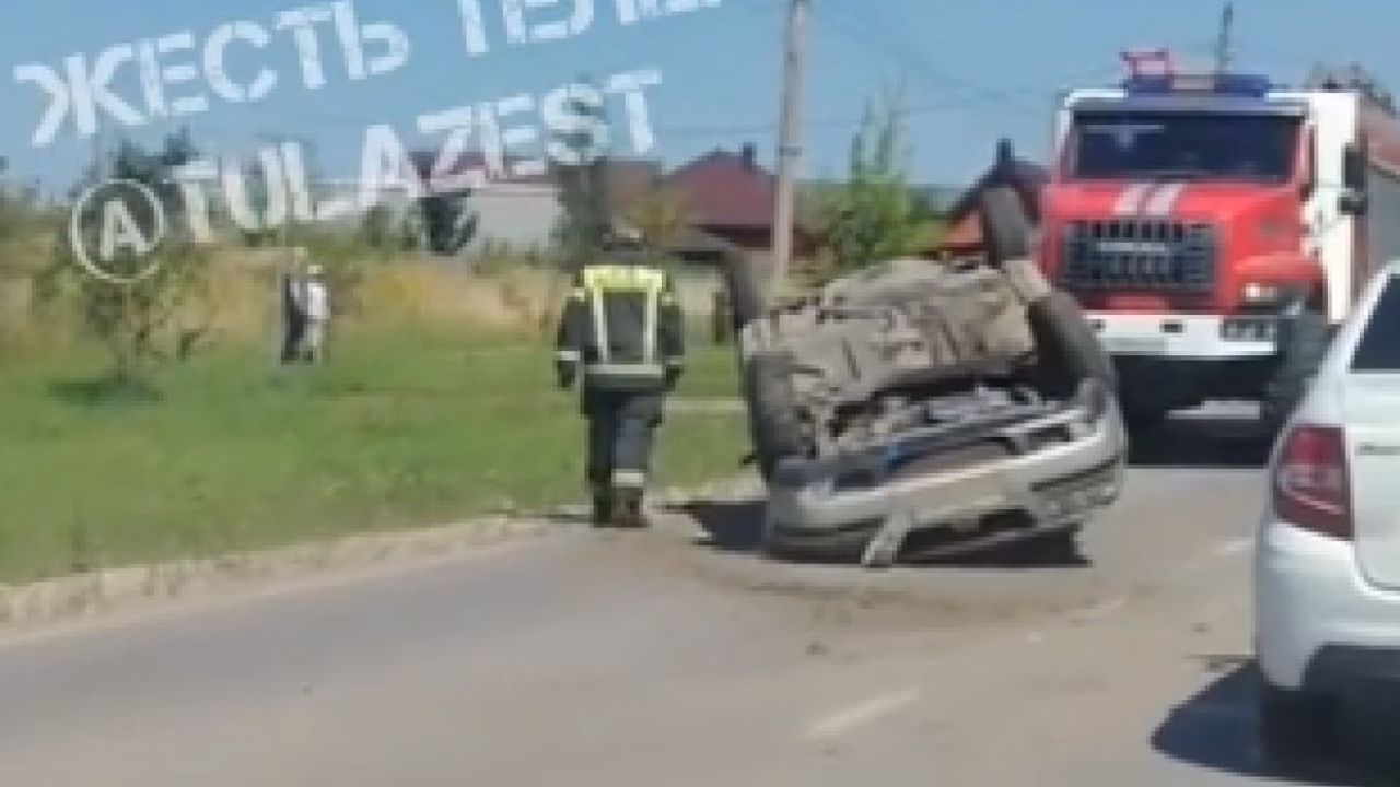 В Щекино на дороге перевернулся автомобиль