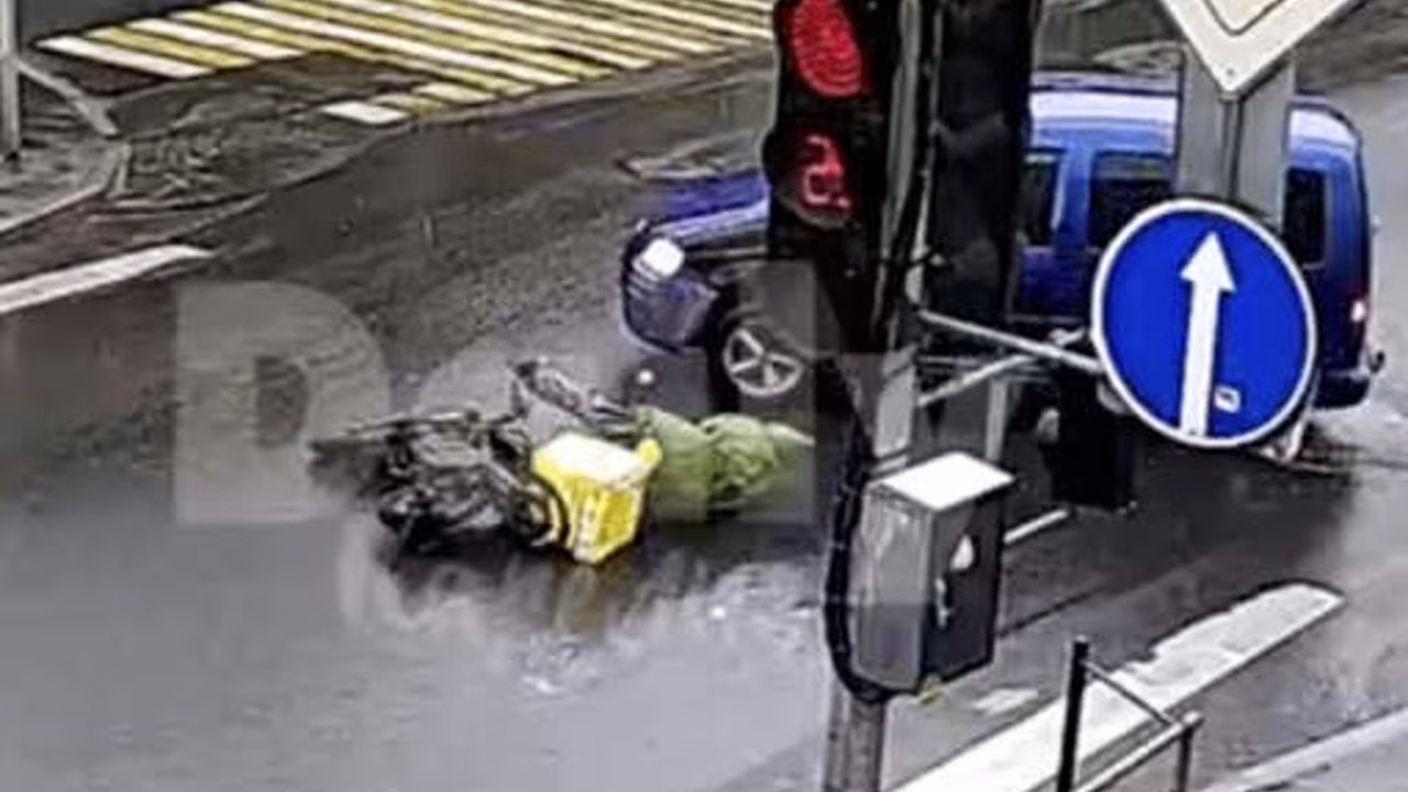 В Петрозаводске курьер на электровелосипеде врезался в легковой автомобиль