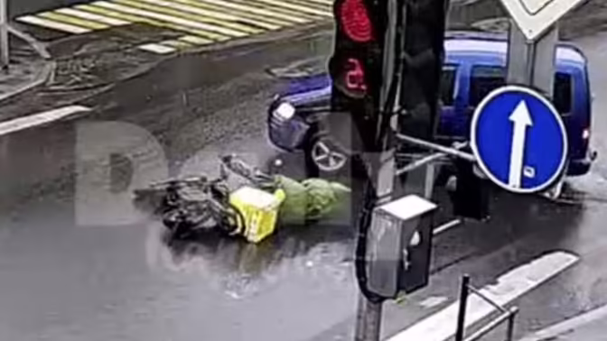 В Петрозаводске курьер на электровелосипеде врезался в легковой автомобиль
