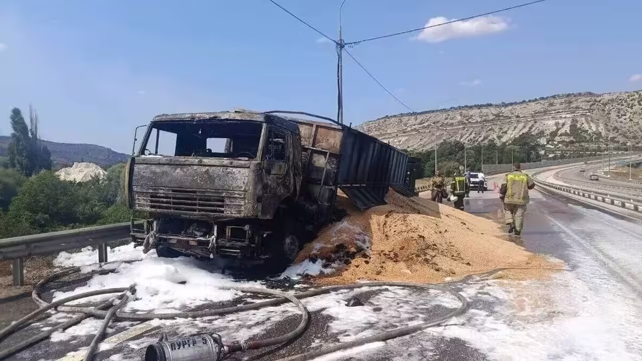 Под Севастополем устанавливают обстоятельства ДТП с загоревшимся зерновозом