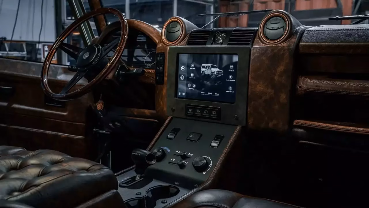 Классический Land Rover Defender с ультрасовременной начинкой: уникальный проект