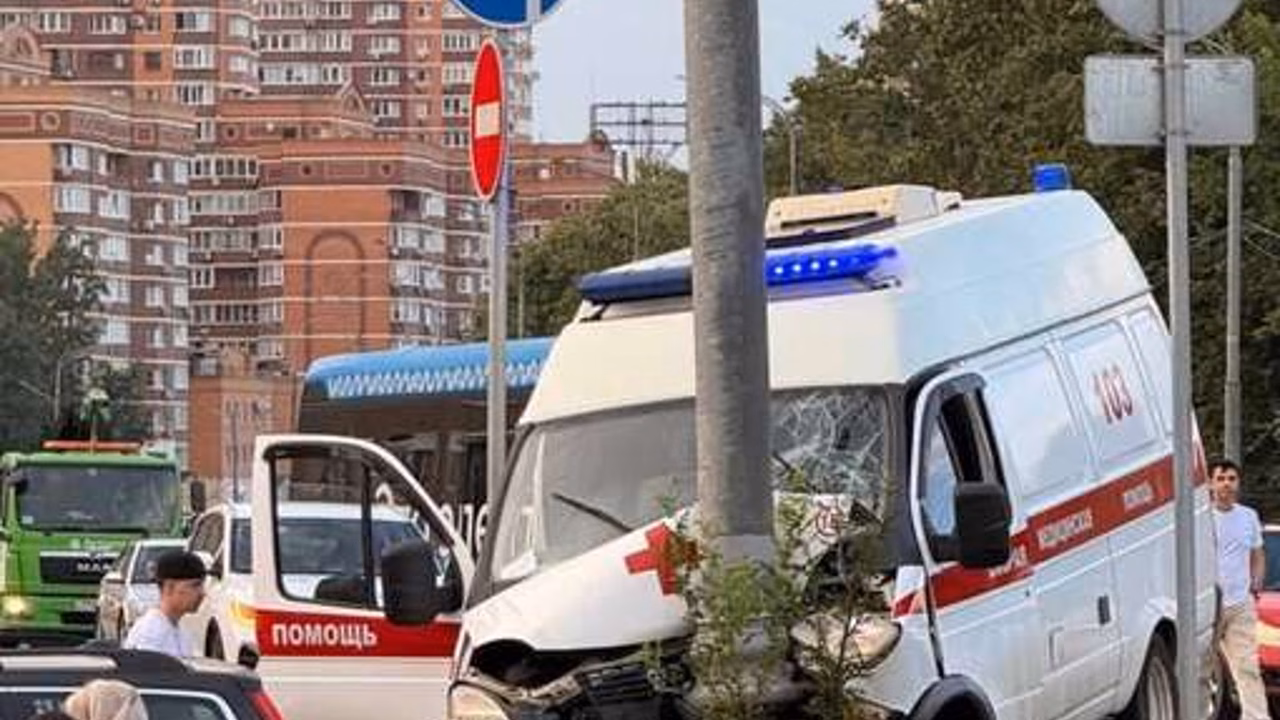 В Москве машина скорой врезалась в столб, пострадали фельдшеры