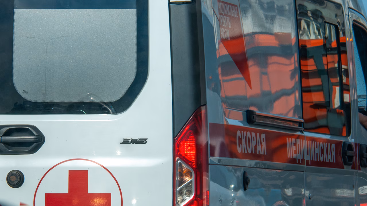 В Москве автомобиль скорой помощи влетел в столб на Большой Академической улице