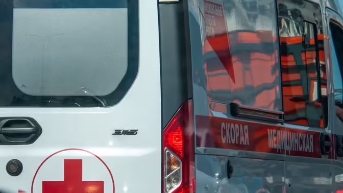 В Москве автомобиль скорой помощи влетел в столб на Большой Академической улице