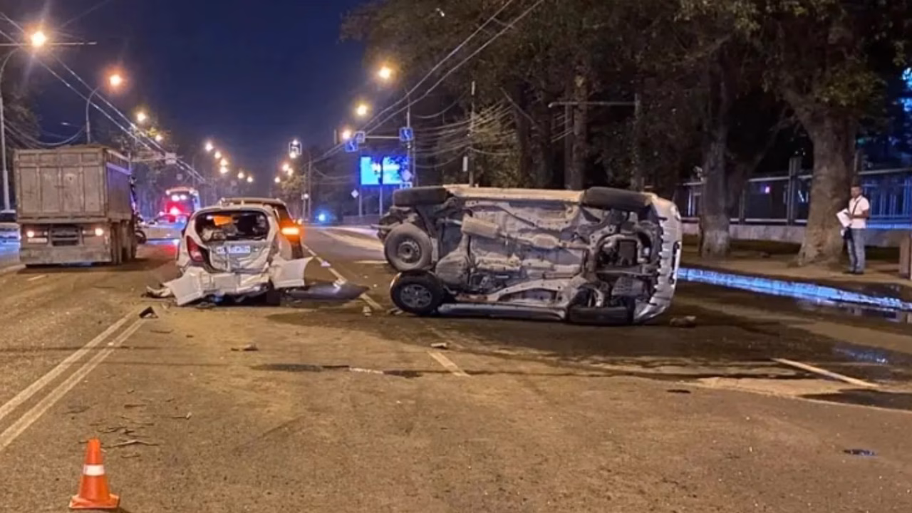 В Новосибирске фура протаранила пять автомобилей на Станционной