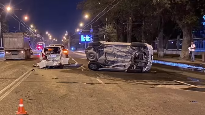 В Новосибирске фура протаранила пять автомобилей на Станционной