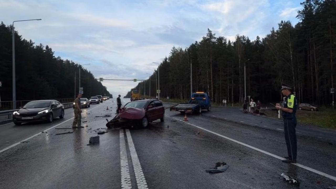 Под Екатеринбургом автобус попал в массовое ДТП