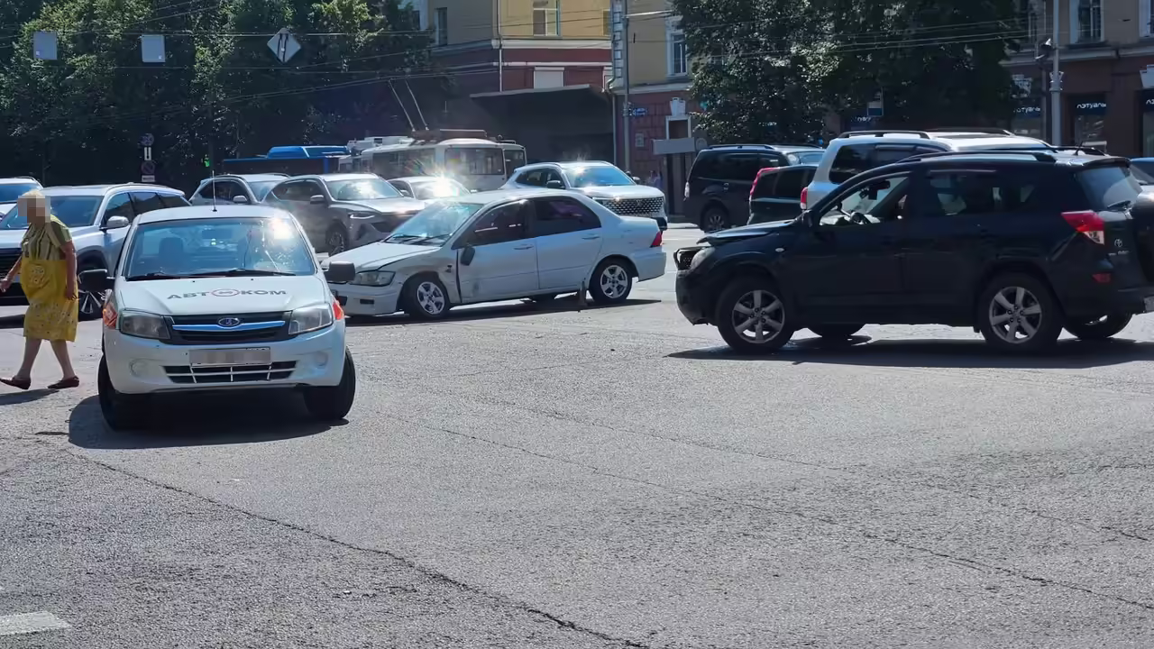 В Кемерове произошла авария – иномарке вывернуло колесо