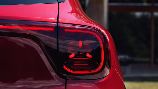 Флагман Audi, компактный Mercedes-Benz и гибриды для России: новинки недели