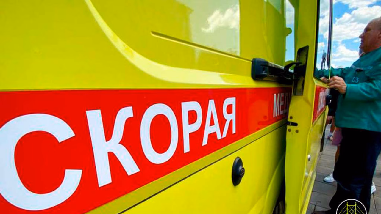 В Бугуруслане автомобиль упал на мужчину во время ремонта