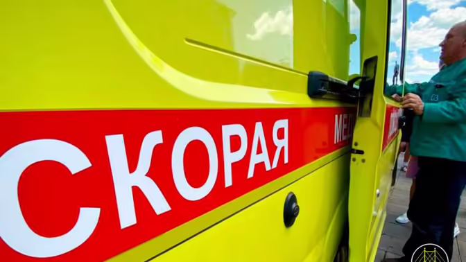В Бугуруслане автомобиль упал на мужчину во время ремонта