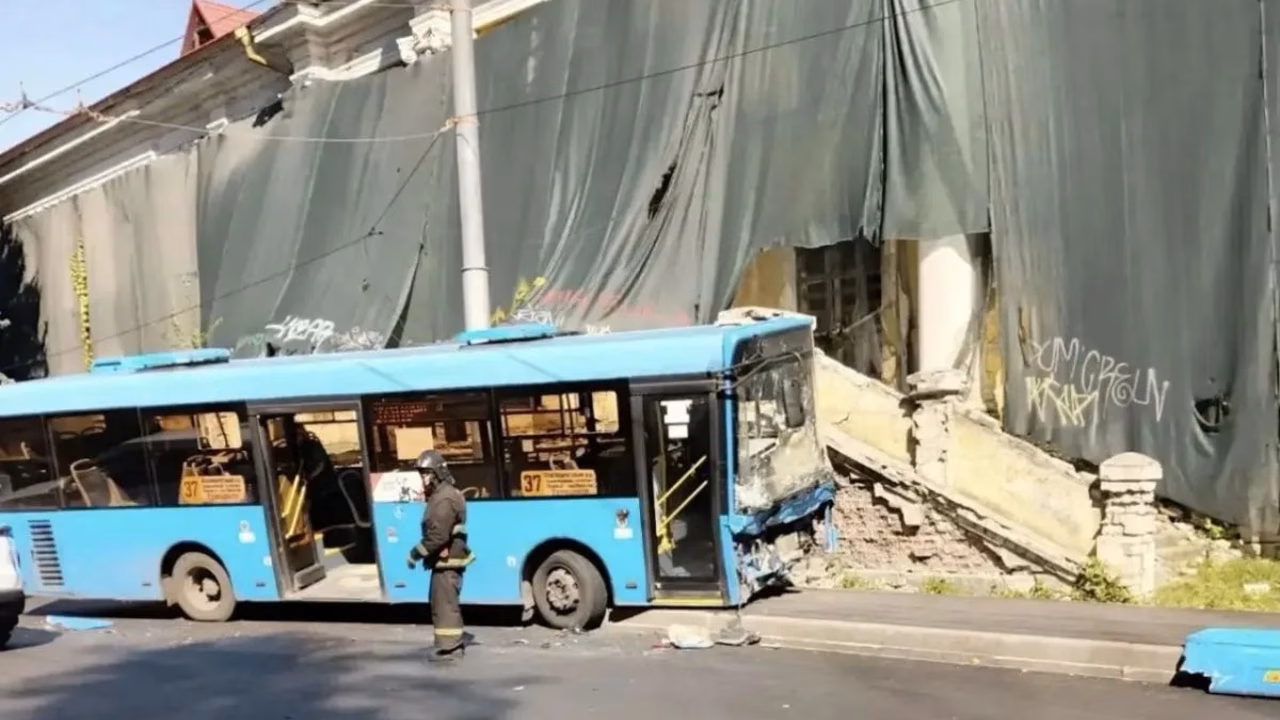 В Брянске столкнулись три автомобиля, водитель госпитализирована