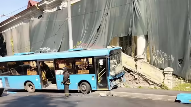 В Брянске столкнулись три автомобиля, водитель госпитализирована