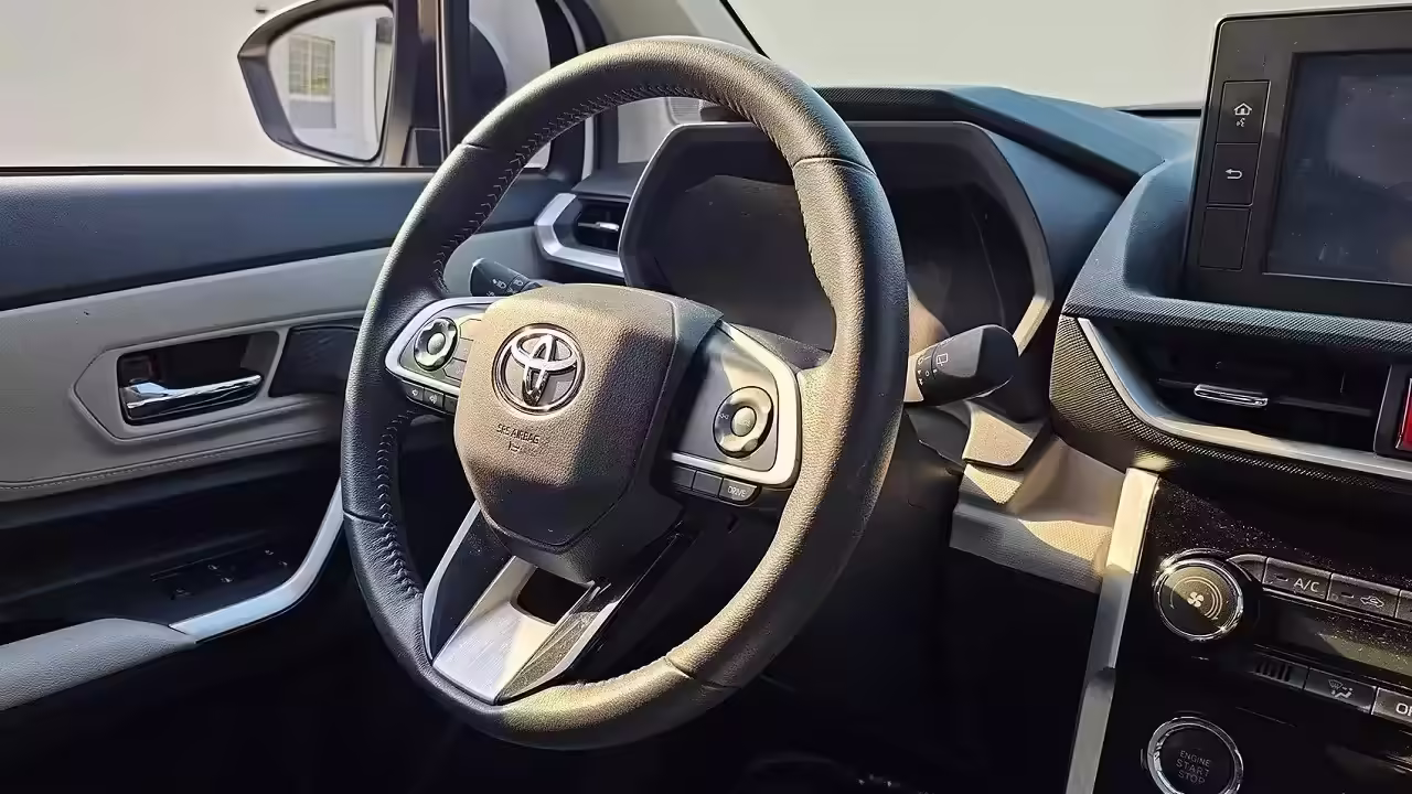 В Россию привезли семиместный Toyota Veloz от 2,45 млн рублей