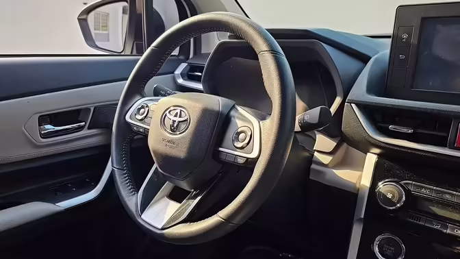 В Россию привезли семиместный Toyota Veloz от 2,45 млн рублей