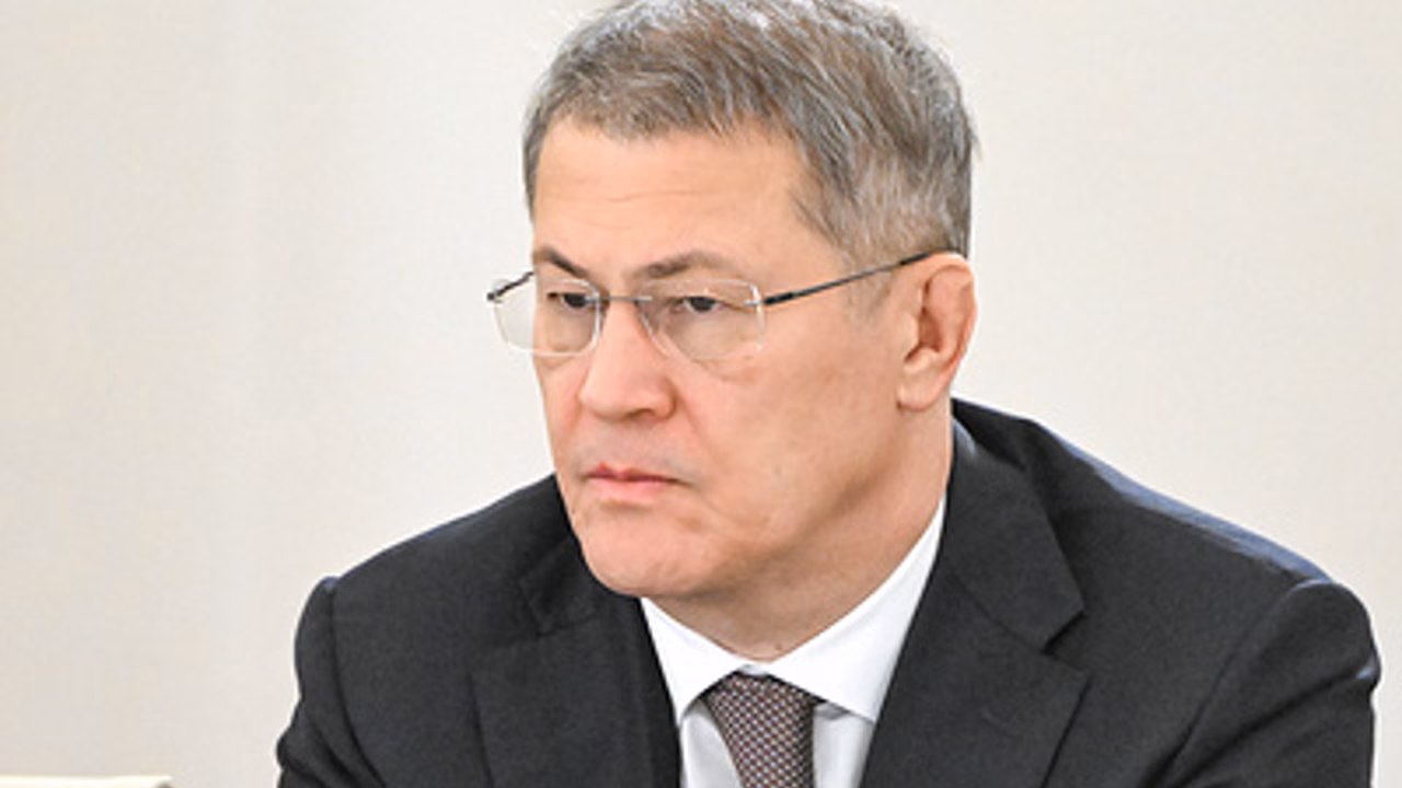 Хабиров поручил передать "Защитникам Отечества" машины мэрии Уфы, возившие судей
