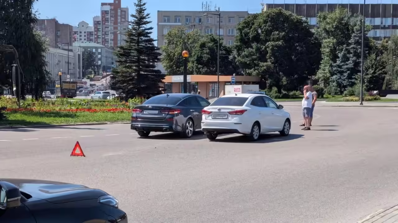 Две иномарки не поделили кольцо на площади Революции в Липецке