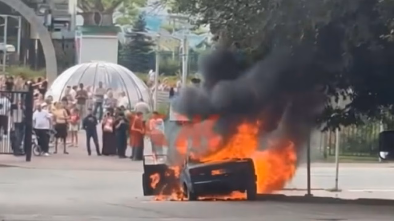 В Калуге возле парка ТЮЗ сгорел автомобиль