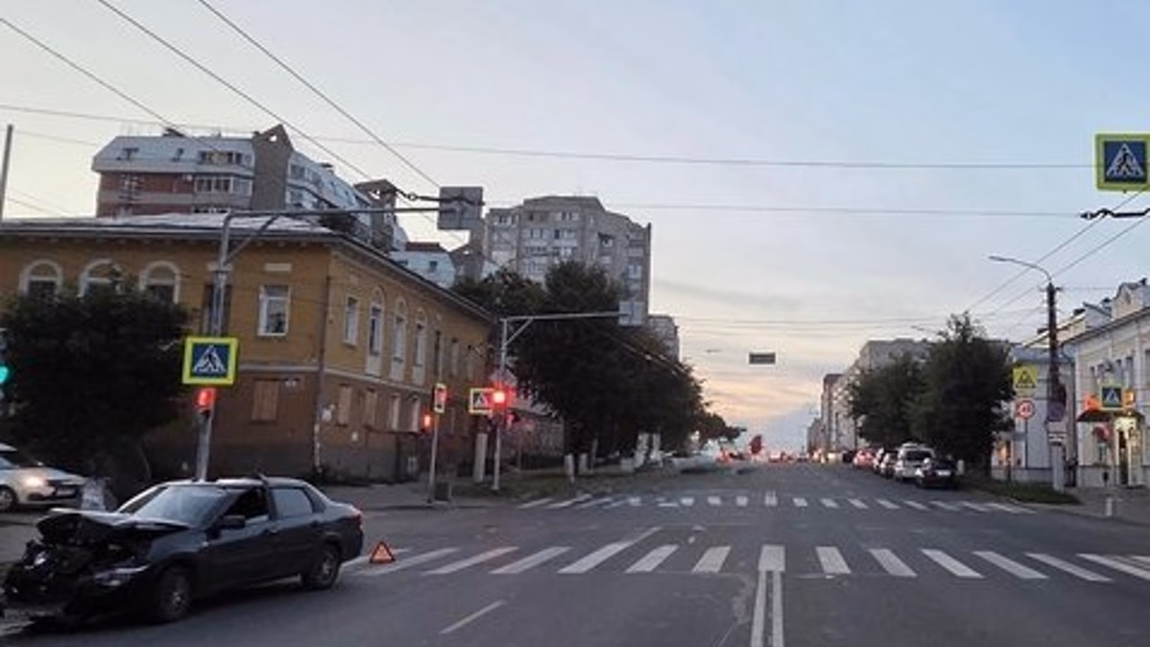 В Кирове 22-летний водитель протаранил два припаркованных автомобиля