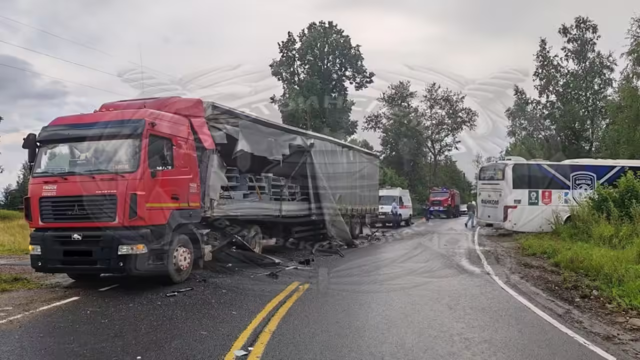 В Ивановской области автобус столкнулся с грузовиком на встречной полосе