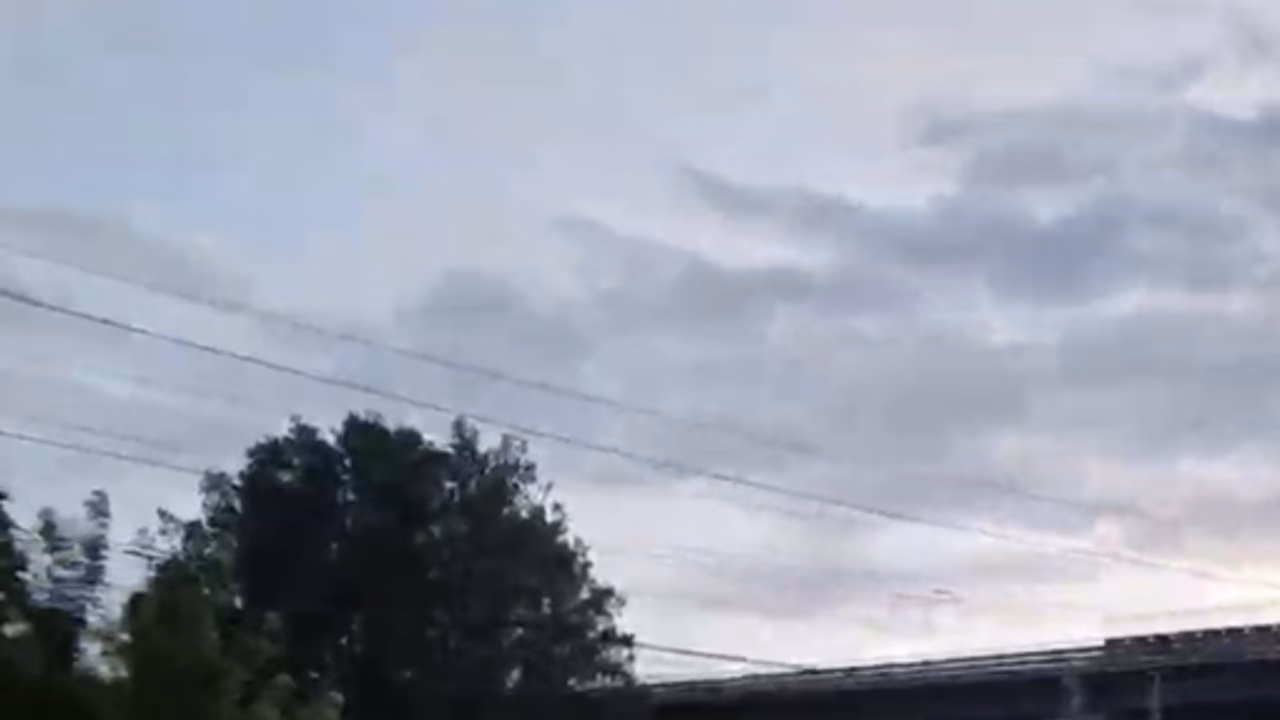 В Екатеринбурге на видео попали затопленные из-за ливней автомобили