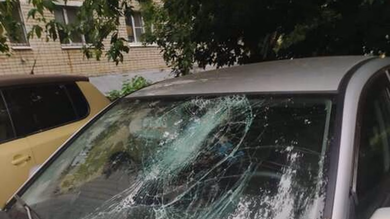 В Рыбинске на видео попало, как мужчина разбил 11 машин и напал на женщину