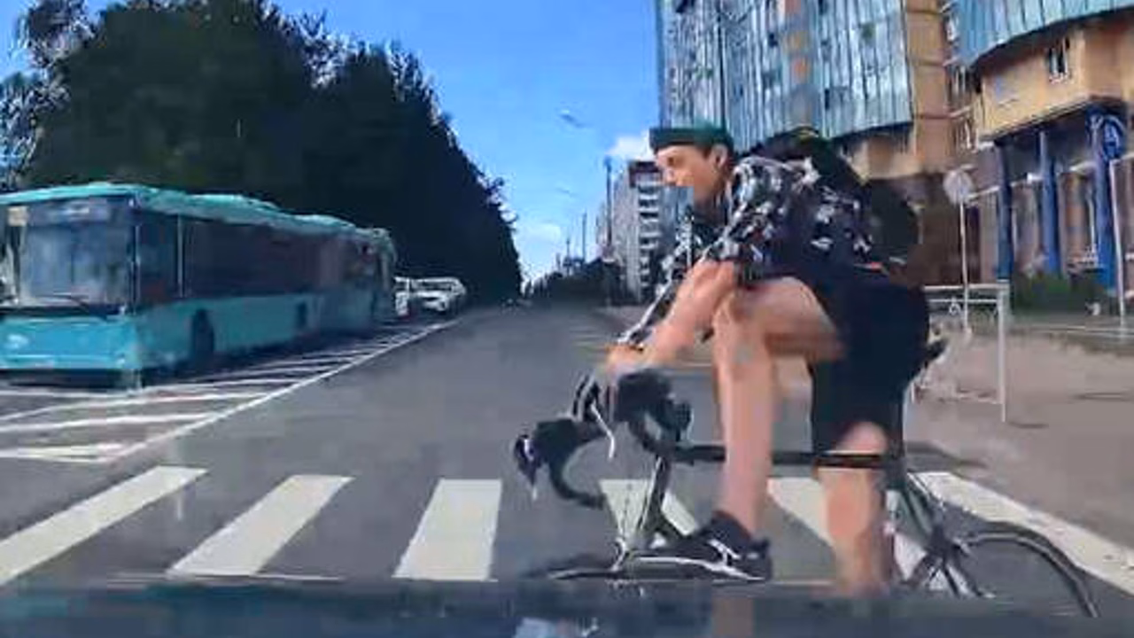 В Петербурге на видео попало, как велосипедист пробил лобовое стекло авто