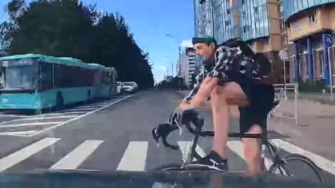 В Петербурге на видео попало, как велосипедист пробил лобовое стекло авто