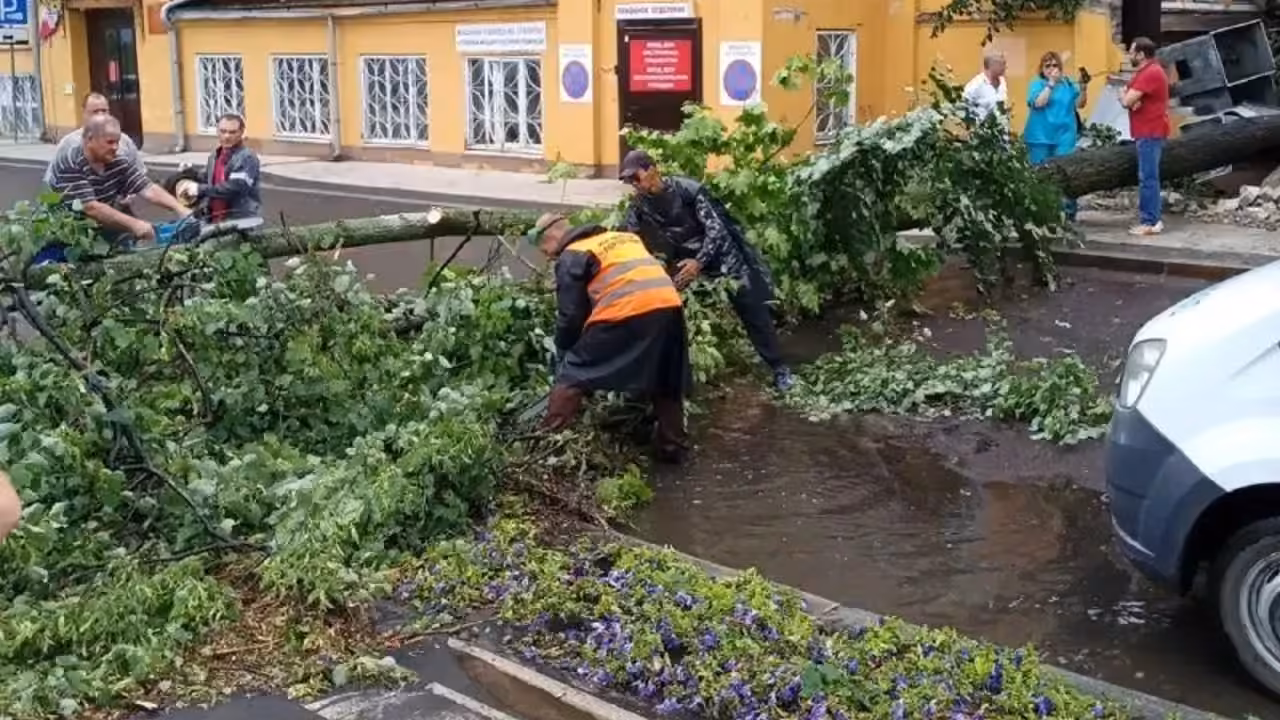 Дорогу со стороны Верхне-Волжской набережной привели в порядок после урагана