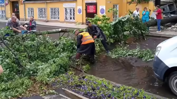 Дорогу со стороны Верхне-Волжской набережной привели в порядок после урагана