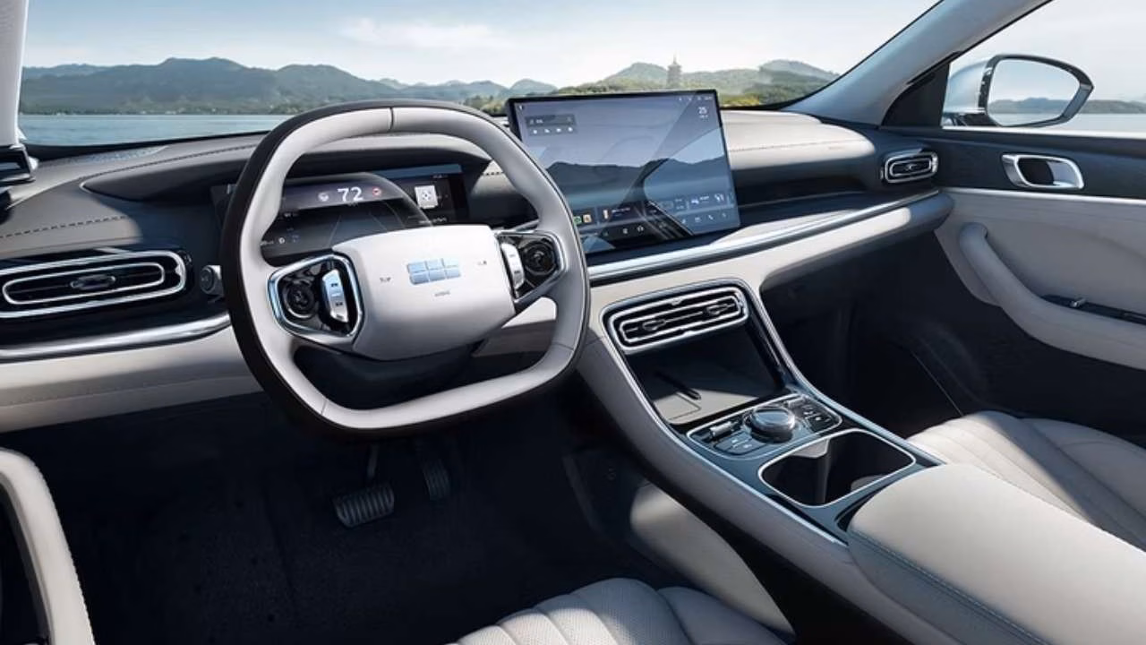 Geely представила седан Galaxy Star 6 EF на трех видах топлива