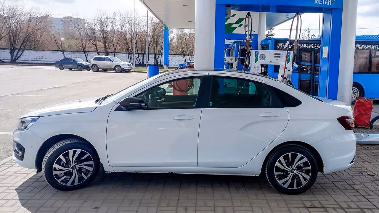АвтоВАЗ заявил о росте спроса на битопливные Lada Vesta CNG и Largus CNG