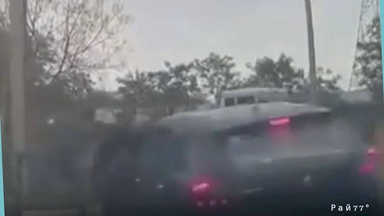 Момент наезда автомобиля на прохожих попал на видео в Индии