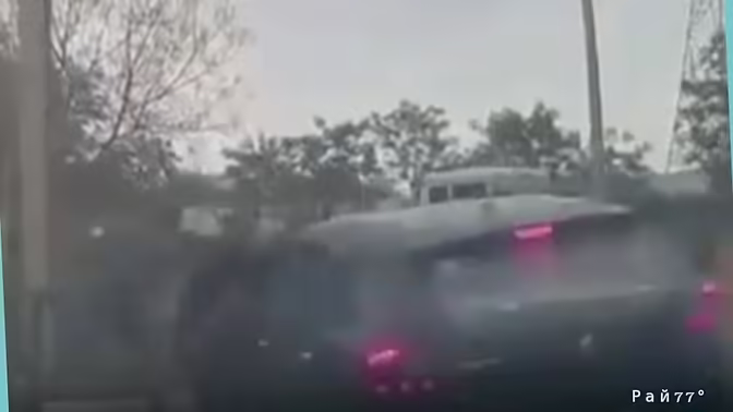 Момент наезда автомобиля на прохожих попал на видео в Индии