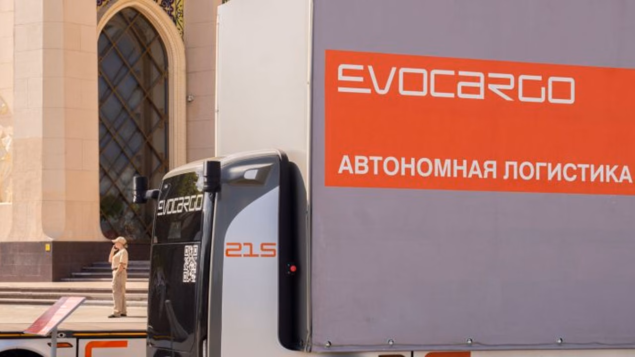 Беспилотные грузовики без кабины для водителя впервые проехали по ВДНХ