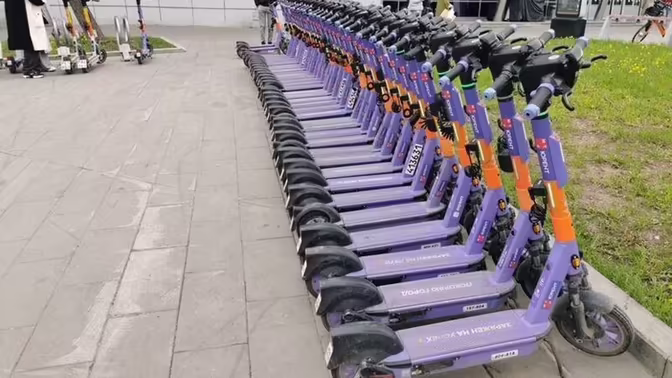 В ГИБДД Петербурга предложили ввести права для самокатчиков