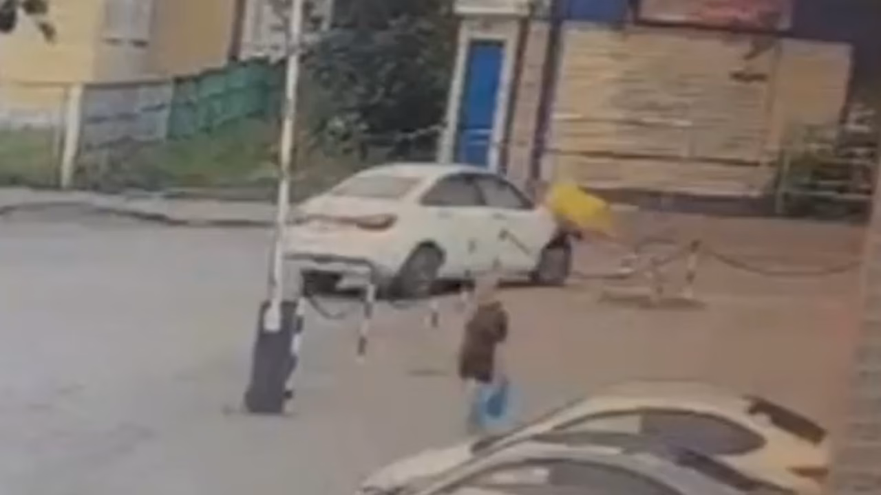 Водитель в Сарапуле сбил женщину, перебегающую дорогу в неположенном месте