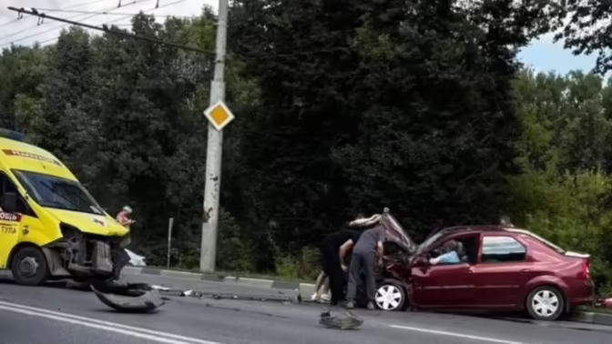 В Заречье скорая помощь столкнулась с легковушкой