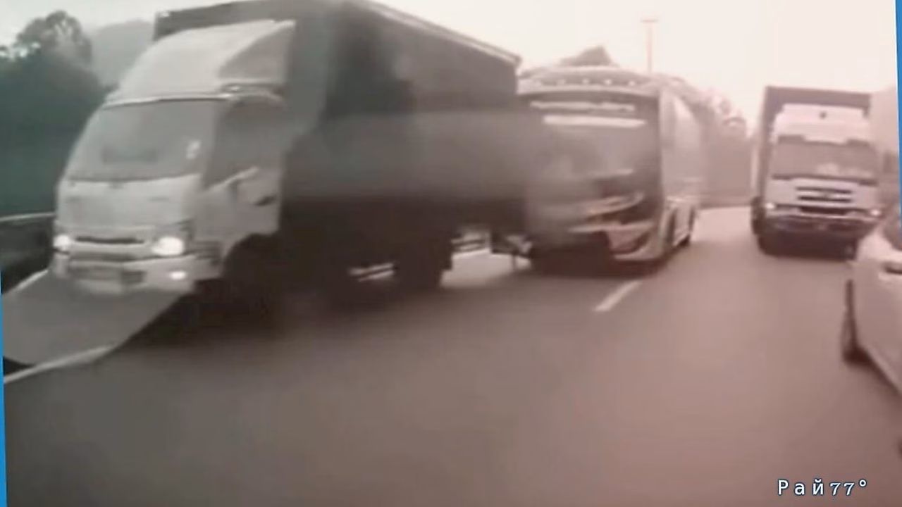 Водитель использовал свой грузовик, чтобы остановить автобус, у которого отказали тормоза