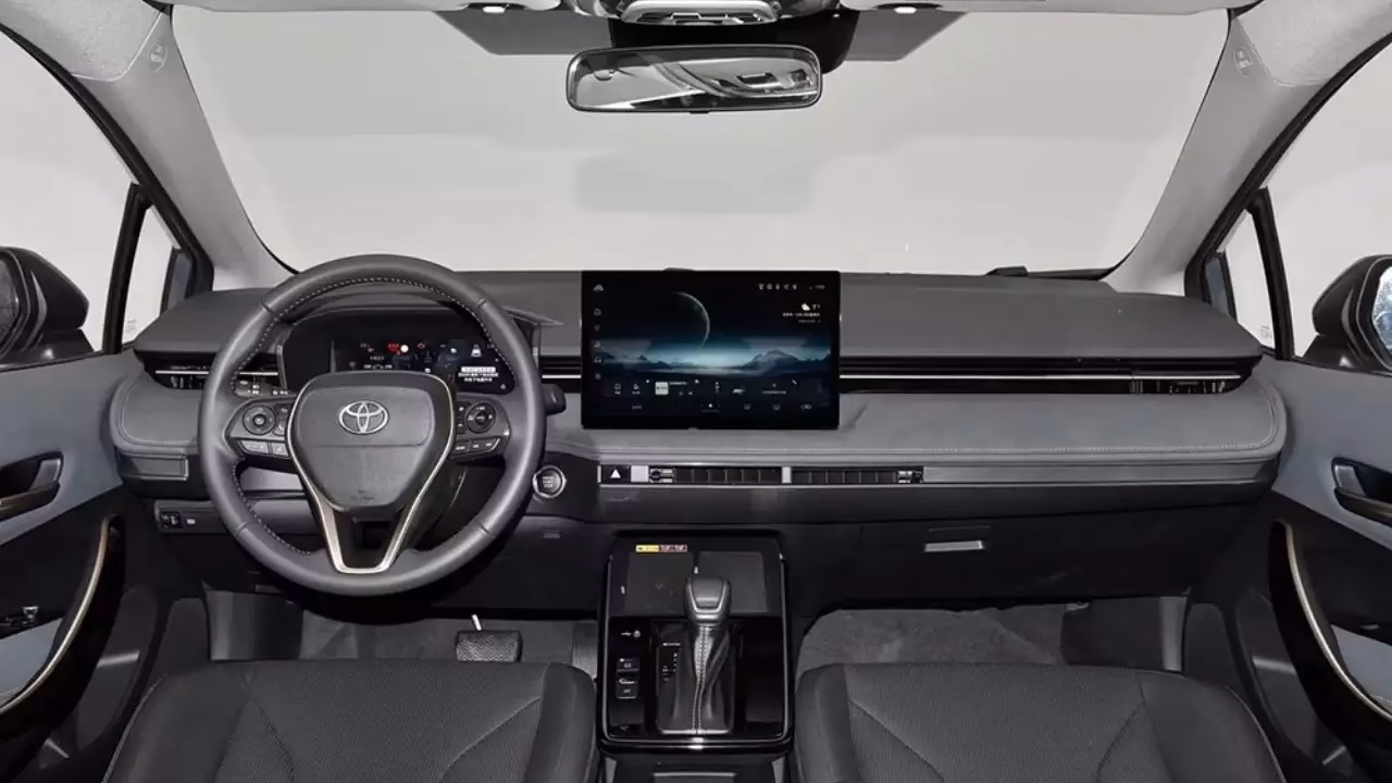 В Россию привезли новую Toyota Corolla: известны цены и комплектация