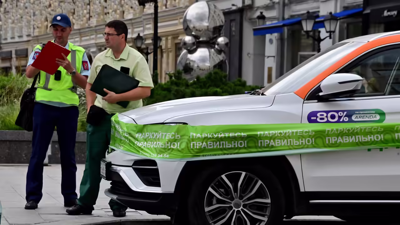 Владельцев автомобилей предложили оповещать об эвакуации через «Госуслуги»