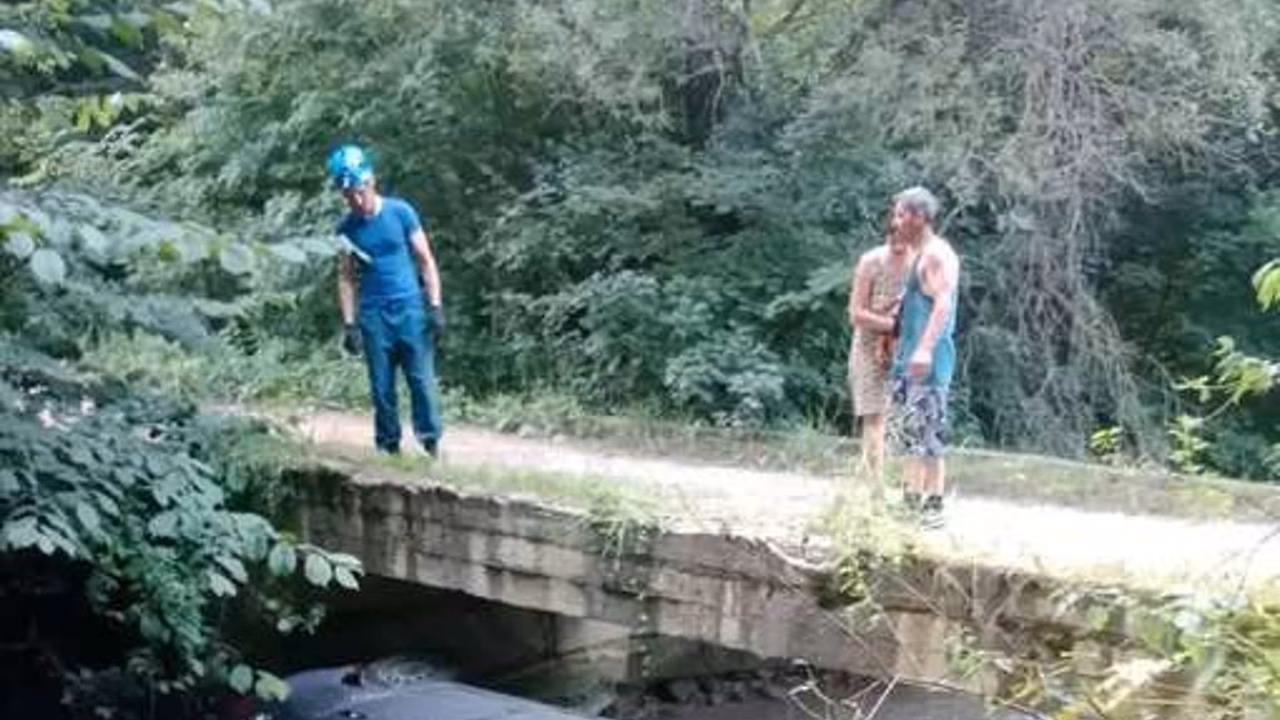 В Кисловодске около "Замка коварства и любви" автомобиль свалился в реку
