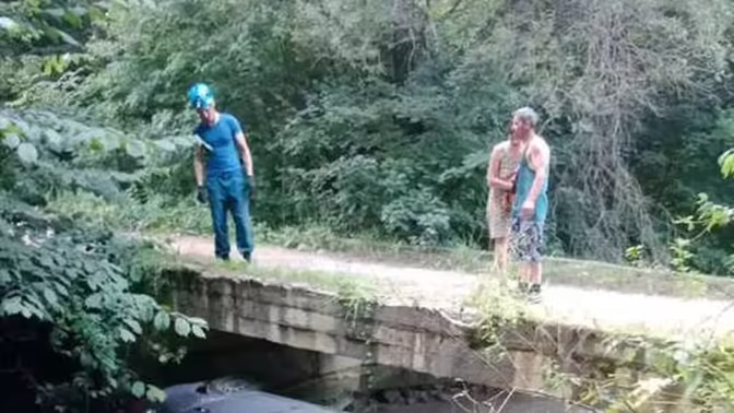 В Кисловодске около "Замка коварства и любви" автомобиль свалился в реку