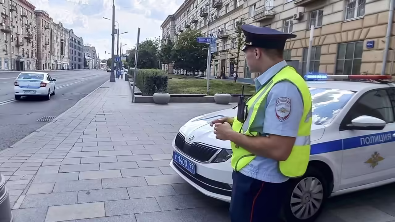 В Москве гонщица на внедорожнике Mercedes оказалась кассиром магазина