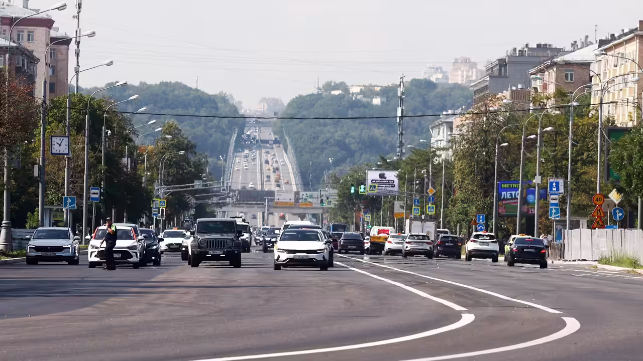 Дептранс Москвы рекомендовал водителям соблюдать осторожность из-за жары